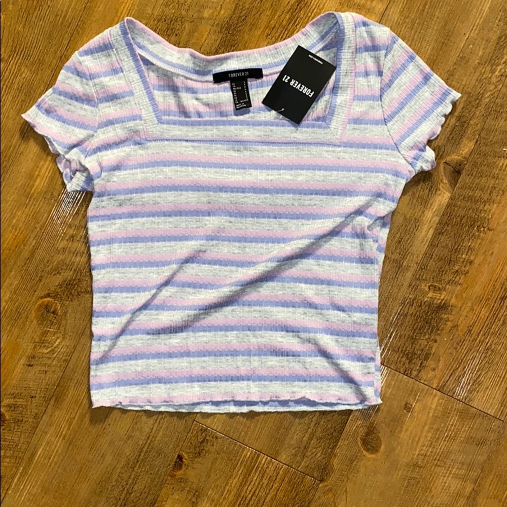 Adorable cropped lettuce trim square neck top!